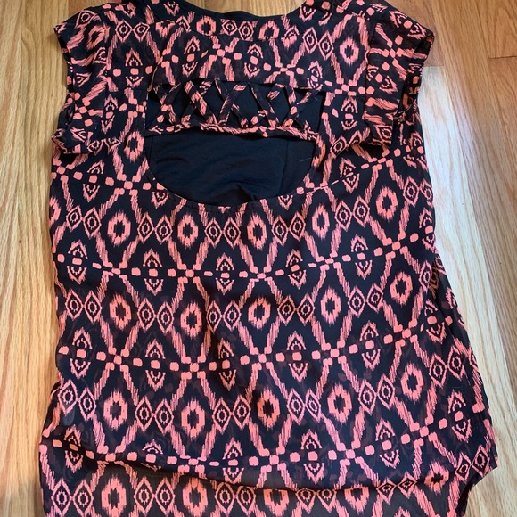 Fun print, open- back sheer blouse - Picture 3 of 4